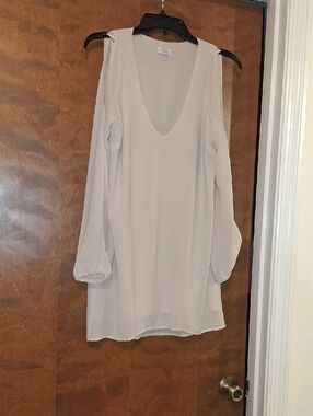Tobi Light Beige Cold-Shoulder V-Neck Long Sleeve Tunic